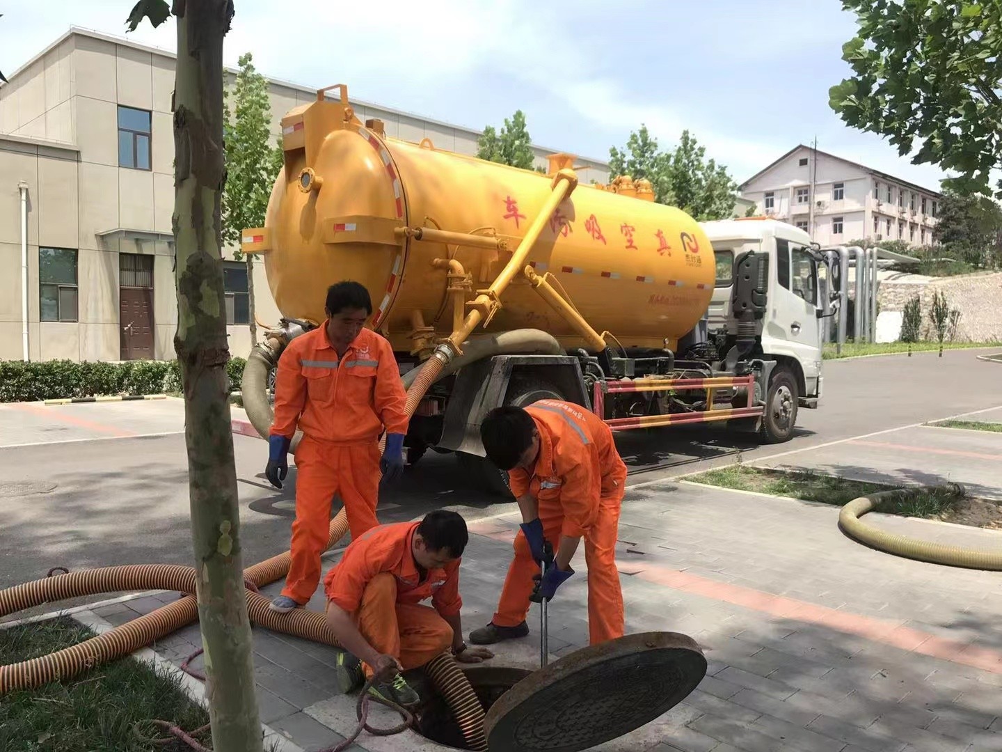 高邑管道疏通车停在窨井附近