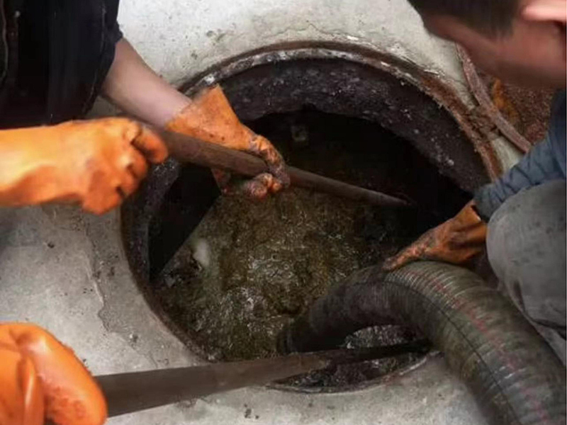 高邑清理化粪池时如何避免沼气的危害？